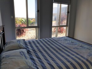 4 Schlafzimmer, Bügeleisen/Bügelbrett
