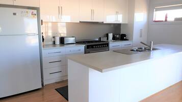 Kühlschrank, Mikrowelle, Ofen, Wasserkocher mit Kaffee-/Teezubehör