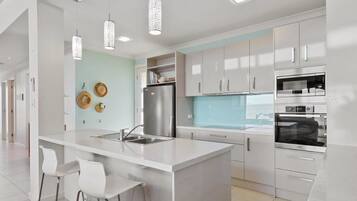 Refrigerador, microondas, lavavajillas, cafetera/tetera