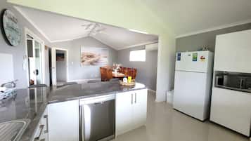 Mikrowelle, Geschirrspüler, Wasserkocher mit Kaffee-/Teezubehör