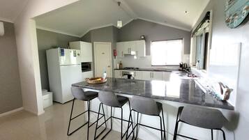 Mikrowelle, Geschirrspüler, Wasserkocher mit Kaffee-/Teezubehör