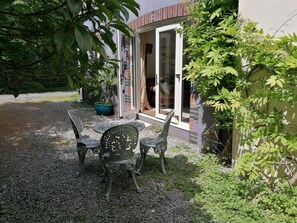 Cottage | Outdoor dining - Countryside Cottage Retreat at Ty'r Cwm Farm (Ammanford)