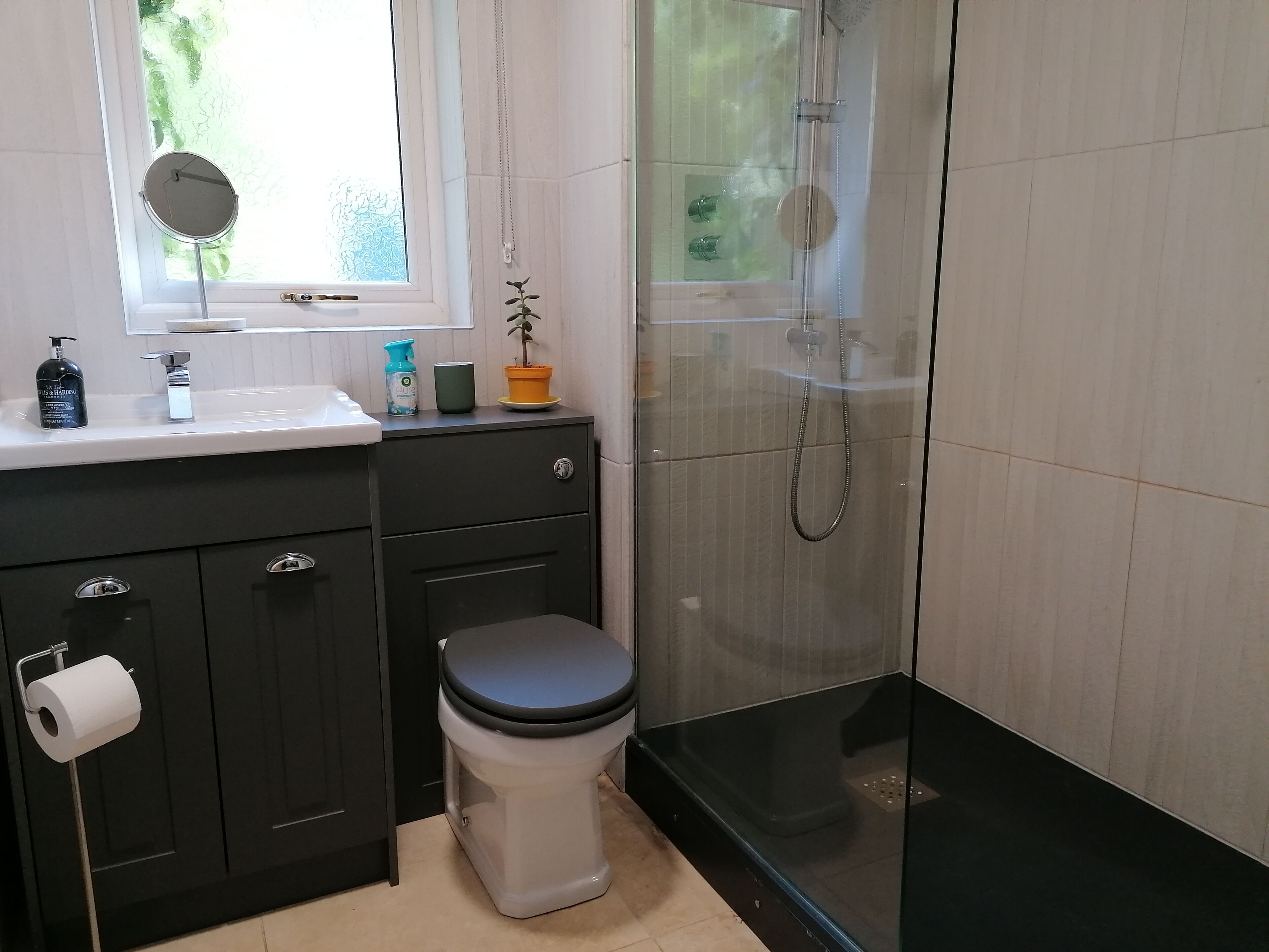 Cottage | Bathroom | Shower, deep-soaking bathtub, free toiletries, hair dryer