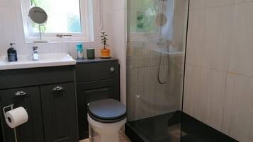 Cottage | Bathroom | Shower, deep-soaking bathtub, free toiletries, hair dryer