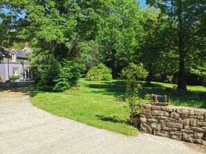 Cottage | Property grounds - Countryside Cottage Retreat at Ty'r Cwm Farm (Ammanford)