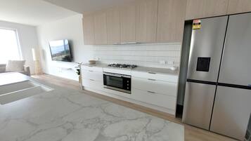 Coffee/tea maker, fridge, microwave, oven