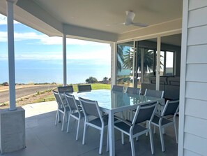 تناول الطعام بالخارج