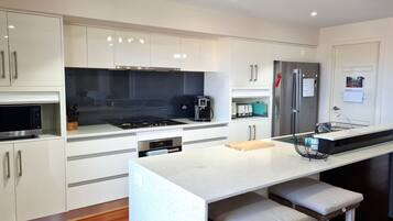 Mikrowelle, Geschirrspüler, Wasserkocher mit Kaffee-/Teezubehör