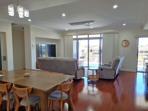 Interior - Happy Days, Wallaroo (Wallaroo)