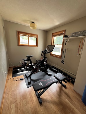 Fitness facility - Lake Country Bungalow - Cozy 1920s home, close to lakes, trails and restuarants (Wayzata)