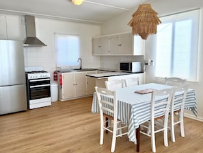 Microwave, coffee/tea maker - Hali, Balgowan, Yorke Peninsula (Balgowan)