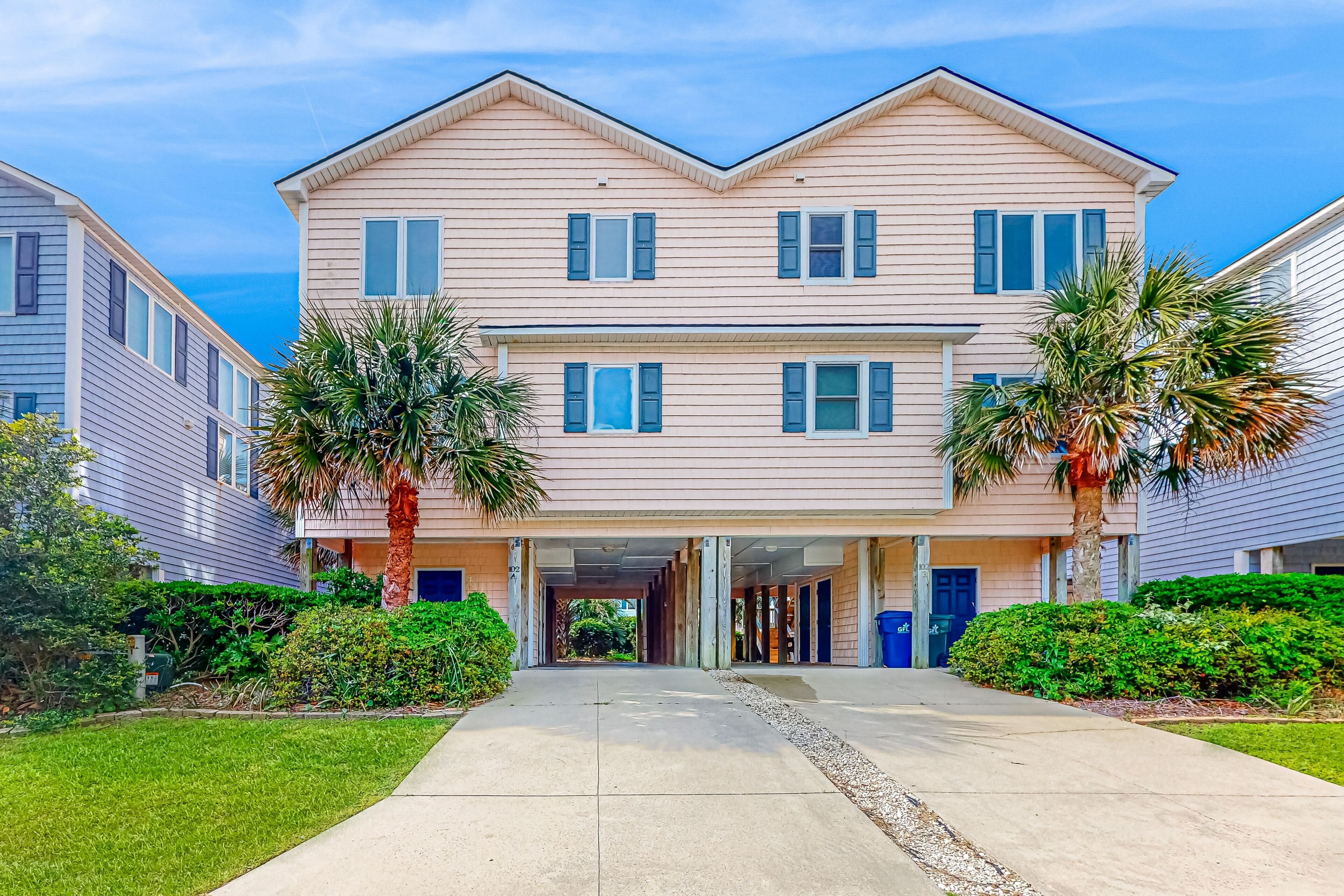 Cheerful, 2nd-row duplex with ocean view & 2 decks, steps to the beach