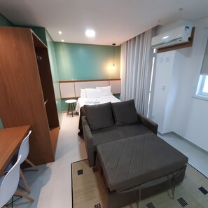 Apartamento superior | Cofres nos quartos, Wi-Fi de cortesia, roupa de cama