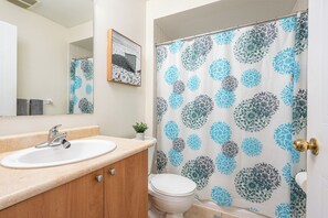 Bathroom - Cozy 1 Bedroom Townhouse (Mississauga)