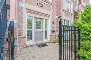 Front of property - Cozy 1 Bedroom Townhouse (Mississauga)
