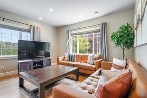 TV - Seattle / Gorgeous 4 BR Home / Free Parking
(Seattle)