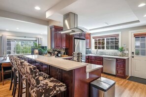 Cookware/dishes/utensils, dining tables - Seattle / Gorgeous 4 BR Home / Free Parking
(Seattle)