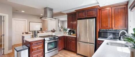 Kochgeschirr/Geschirr/Besteck, Esstisch