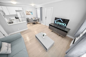 Departamento, 1 cama Queen size y sofá cama | Área de sala de estar | Smart TV de 32 pulgadas con canales digitales