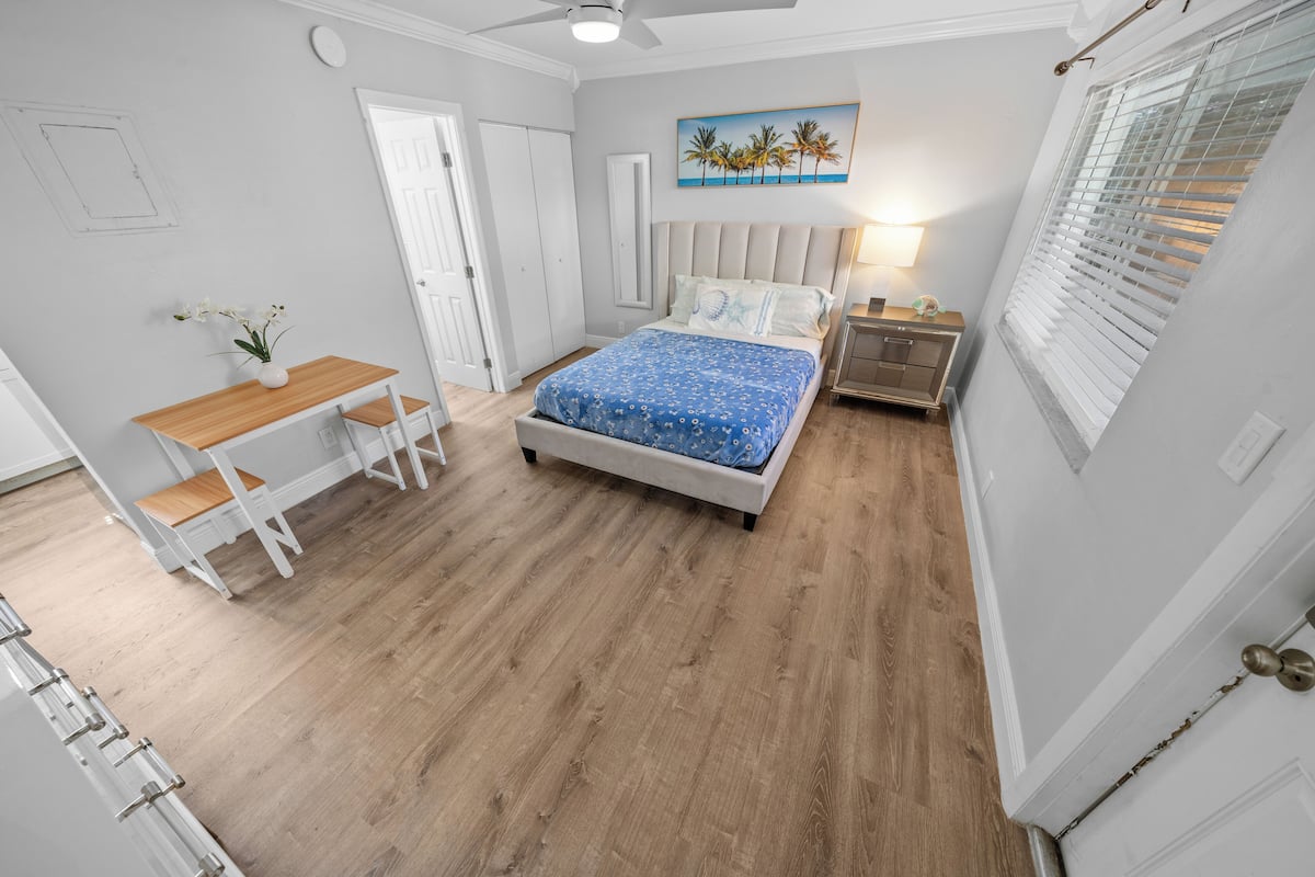 Studio, 1 grand lit | Fer et planche à repasser, Wi-Fi gratuit, draps fournis