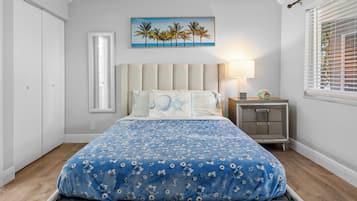 Tabla de planchar con plancha, wifi gratis y ropa de cama