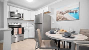 Departamento, 1 cama Queen size y sofá cama | Servicio a la habitación
