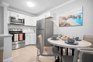 Premium 1-Bedroom Queen w/ Kitchen, Patio & Sofa Bed | In-room dining