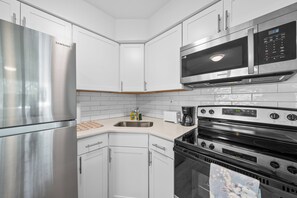 Frigorífico, microondas, horno y placa de cocina