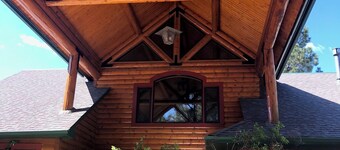 Log Lodge near Colo Springs Just Updated New Toilets, Smart TVs & Lauren bedding