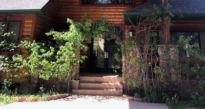 Grand lodge with pine forest, privacy, luxury hot-tub & WiFi in Colorado Springs