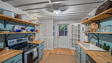 Køleskab, mikrobølgeovn, ovn, kogeplade