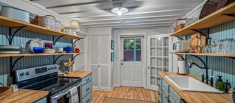 Boho Mountain Cottage in Cloudland Community | 2 Sunrooms | Wi-Fi | Dog Friendly