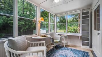 Smart-tv, pejs, dvd-afspiller, bøger