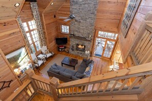 Una televisión, una chimenea, una mesa de tenis de mesa