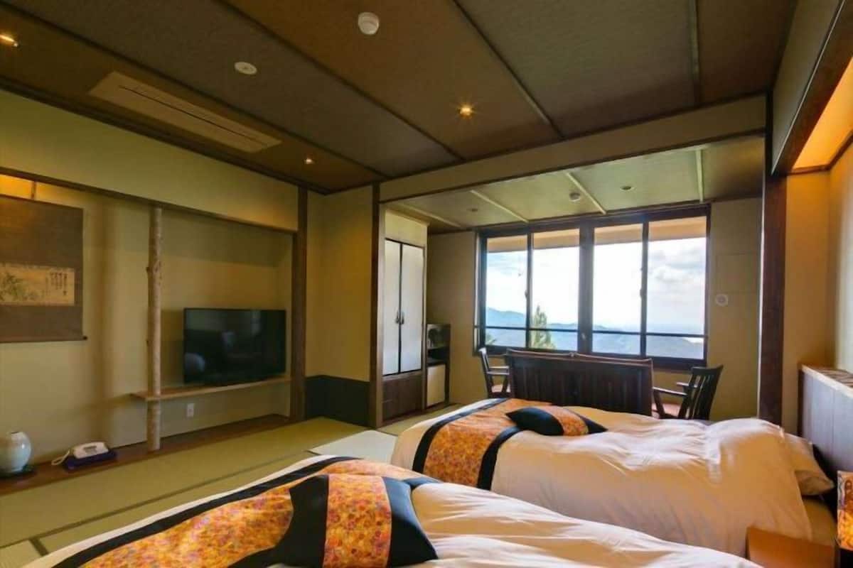 Down duvets, in-room safe, blackout curtains, free WiFi