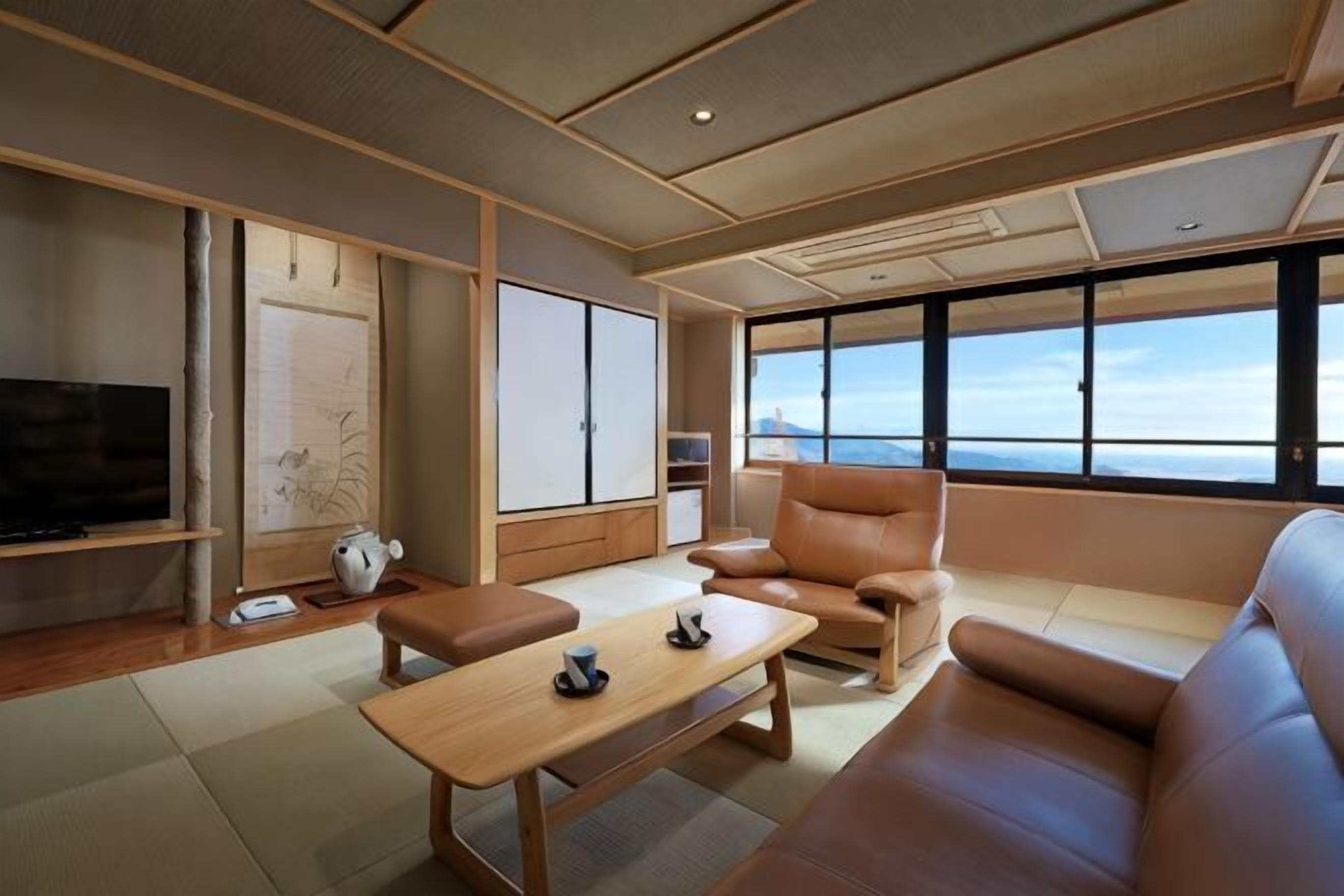 Living area | 25-inch flat-screen TV with digital channels