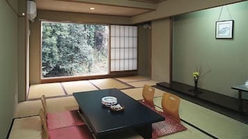 Down duvets, in-room safe, blackout curtains, free WiFi