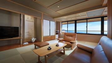 Down duvets, in-room safe, blackout curtains, free WiFi