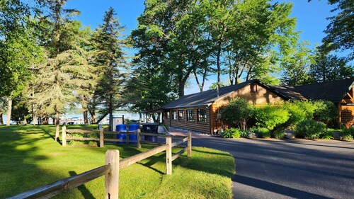 Updated Golf and Ski Condo Sleeps 5 by Shanty Creek, 5610 Shanty Creek Rd