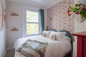 2 bedrooms, iron/ironing board, travel crib, free WiFi - Slipways -  an apartment that sleeps 4 guests  in 2 bedrooms (Salcombe)