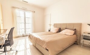 3 bedrooms, iron/ironing board, WiFi, bed sheets