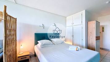 Iron/ironing board, free WiFi, bed sheets