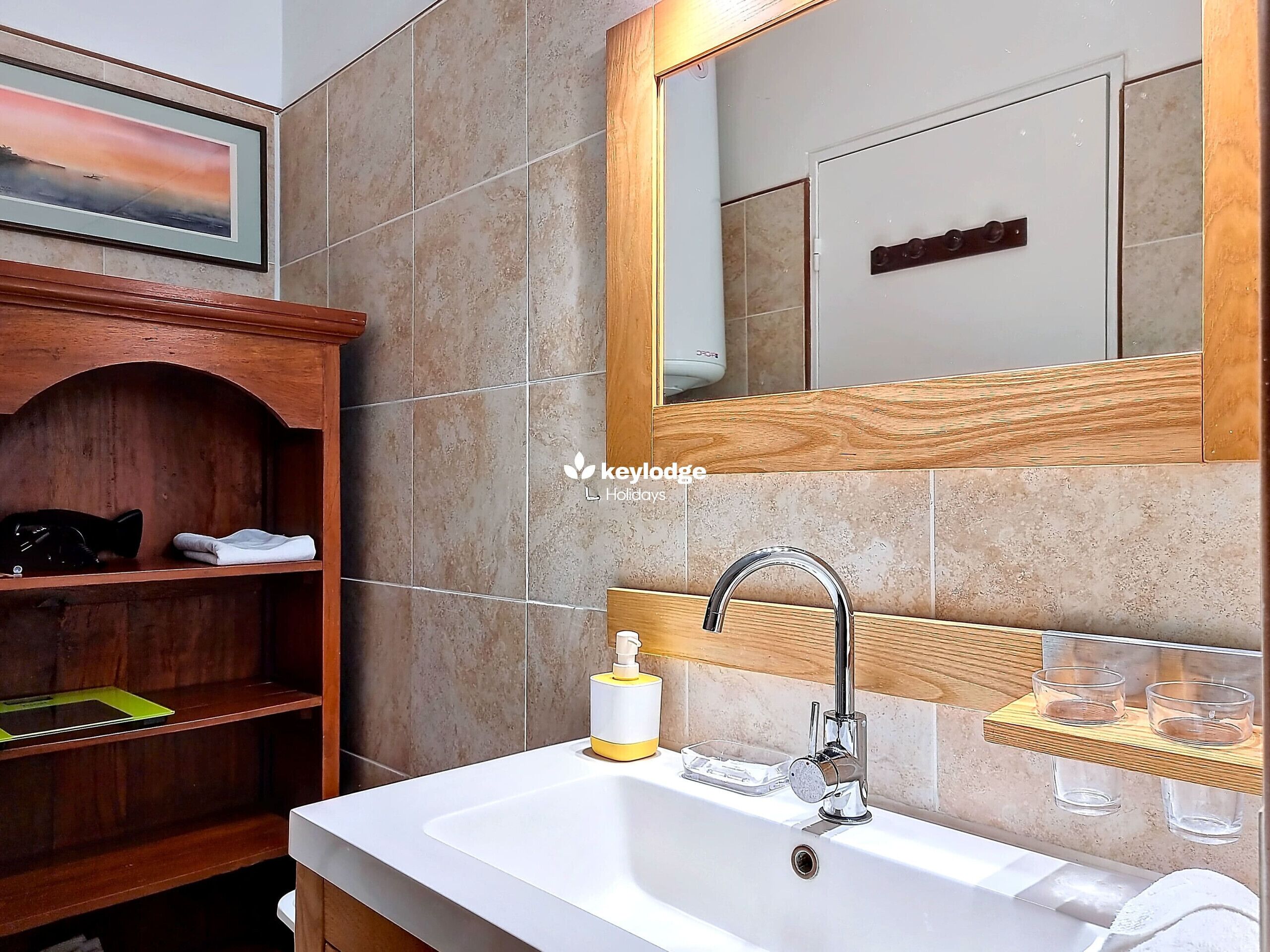 Regadera, secadora de cabello, toallas 