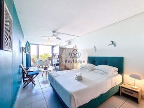 Tabla de planchar con plancha, wifi gratis, ropa de cama