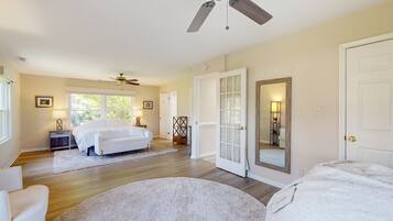 3 عدّة غرف نوم ومكواة/لوح كي وخدمة الإنترنت وملاءات أسرّة