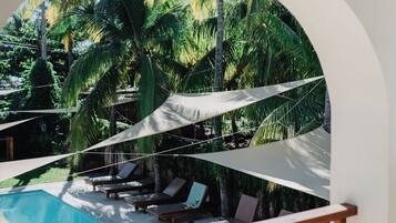 Deluxe-huone, 1 keskisuuri parisänky, osittainen merinäköala | Näkymä parvekkeelta