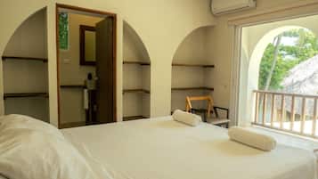 Quarto luxo, 1 cama Queen, vista parcial para o mar | 1 quarto, roupas de cama antialérgicas, camas com colchões pillow-top
