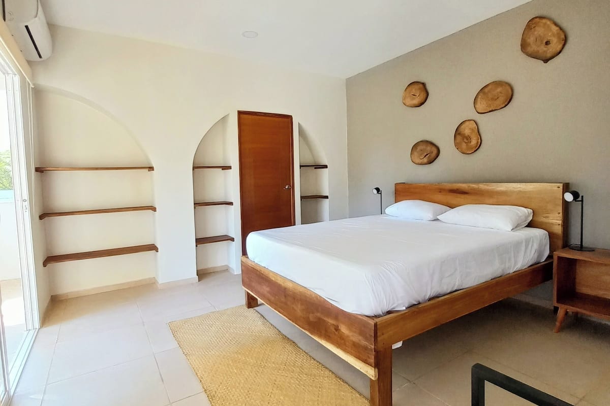 Deluxe Room, 1 Queen Bed, Partial Sea View