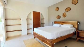 Chambre Deluxe, 1 grand lit, vue partielle sur la mer | Literie hypoallergénique, surmatelas, rideaux occultants