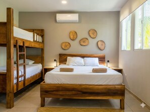 Habitación familiar, varias camas | Ropa de cama hipoalergénica, camas con pillow-top y cortinas blackout 